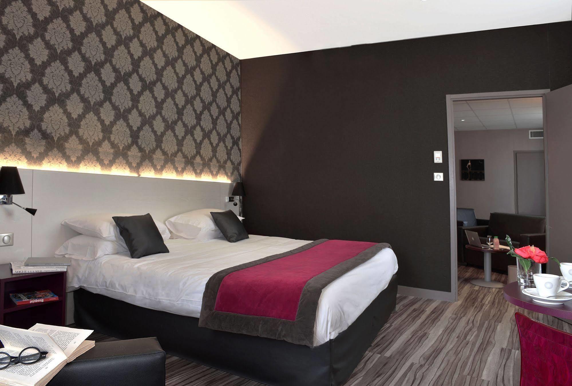 Logis Hotel-Restaurant Le Fontarabie Fontenay-le-Comte Eksteriør bilde